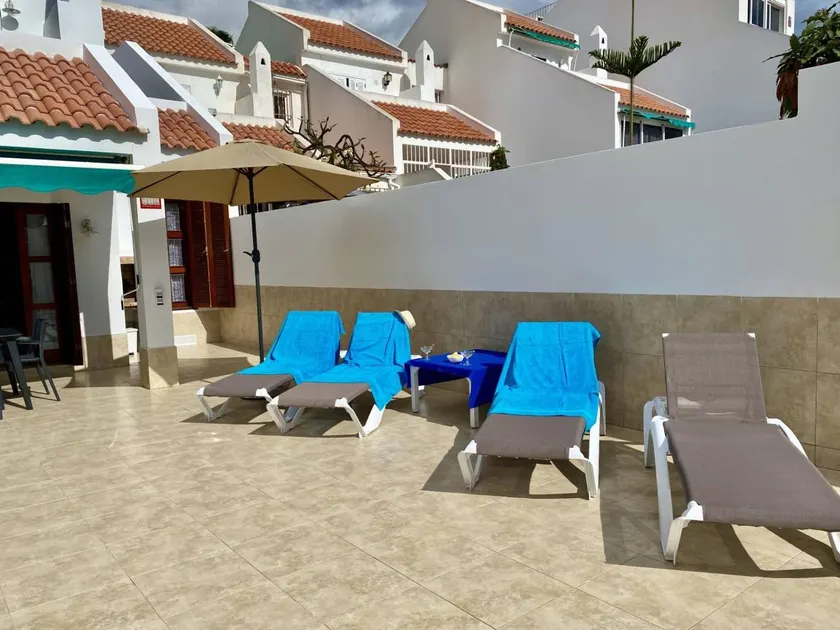 Villa avec piscine et jardin - Image 1