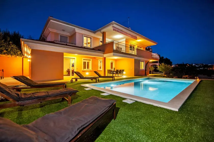 Villa with barbecue, private pool & hot tub - Image 1