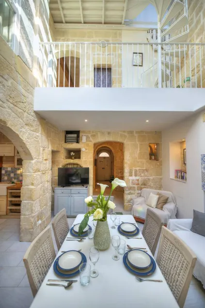 Nice house with terrace - Image 1