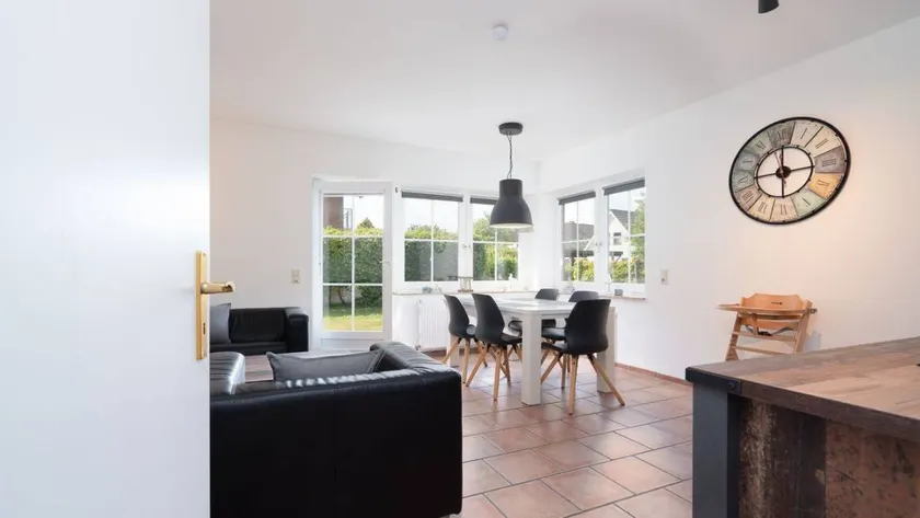 Flat with terrace & garden - Image 1