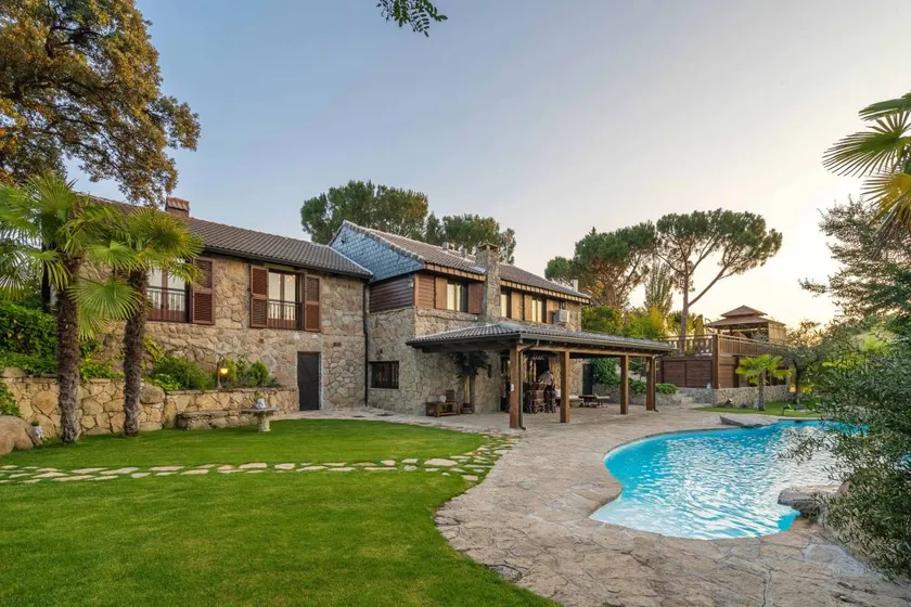 Nice chalet with jacuzzi, BBQ & private pool - Image 1