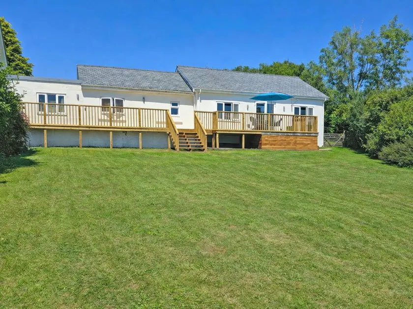 Family-friendly lovely cottage with hot tub & garden | Pets are welcome - Image 1