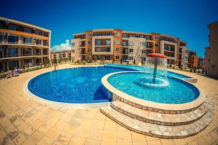 Holiday apartment with pool - Image 1