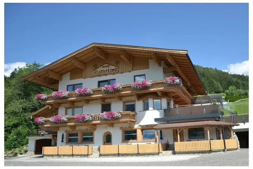 Holiday home with garden & terrace - Image 1