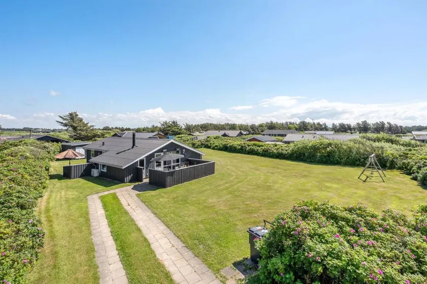 Holiday home with hot tub, sauna & terrace - Image 1