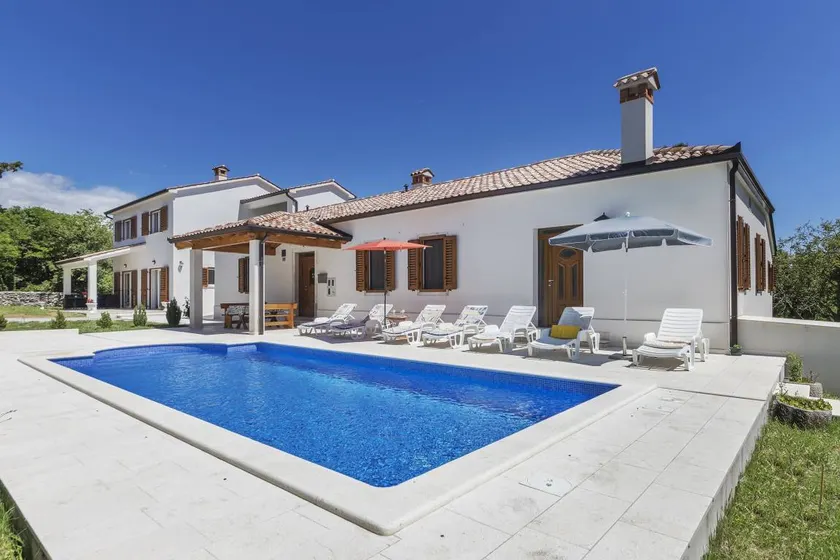 Villa with barbeque & pool - Image 1