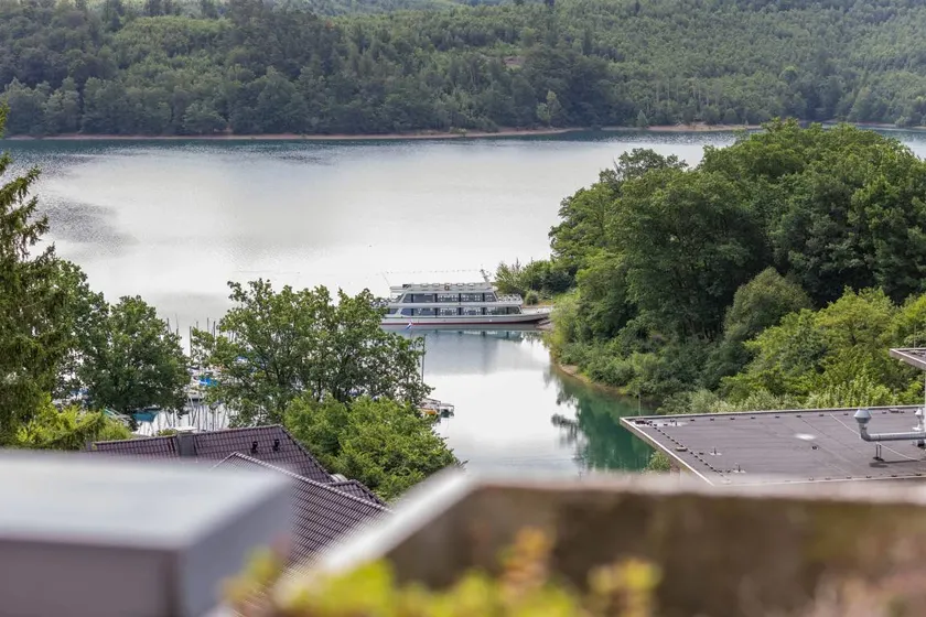 Traumwohnung am Sorpesee mit Panoramablick auf den See und beheiztem Innenpool - Image 1