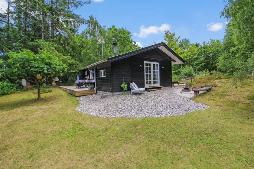Holiday home with terrace - Image 1