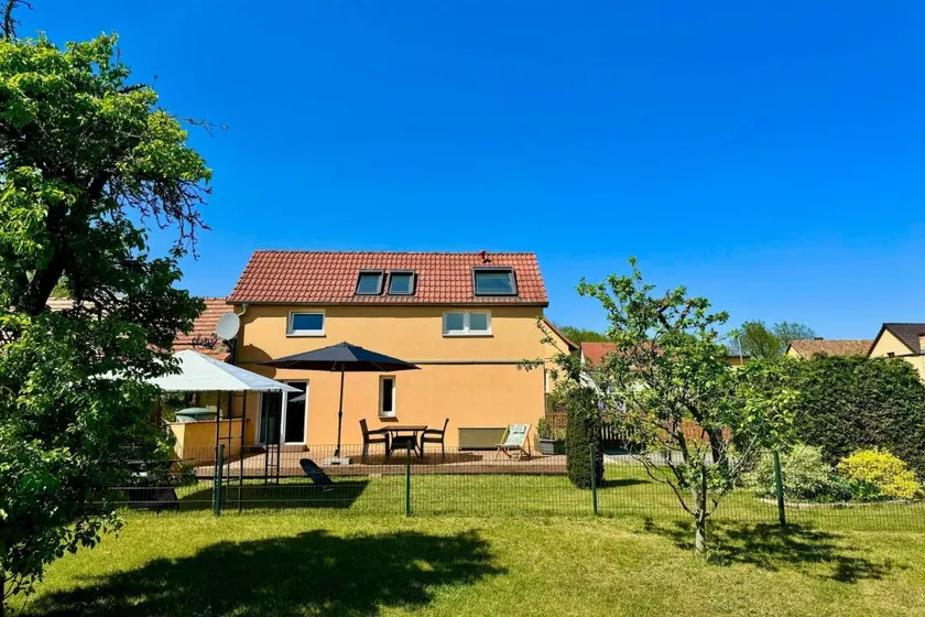 Holiday home with garden, BBQ & terrace - Image 1