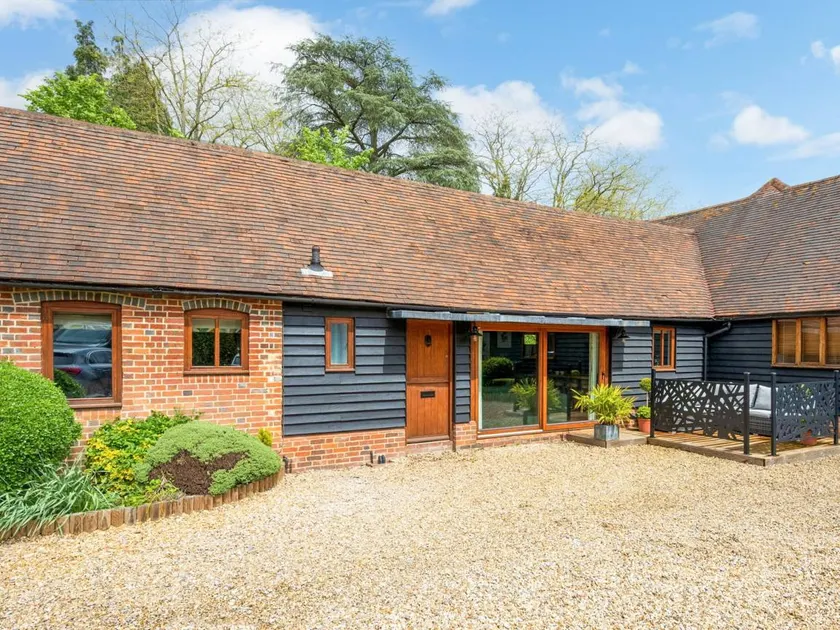 Cottage with garden & barbecue | River view - Image 1