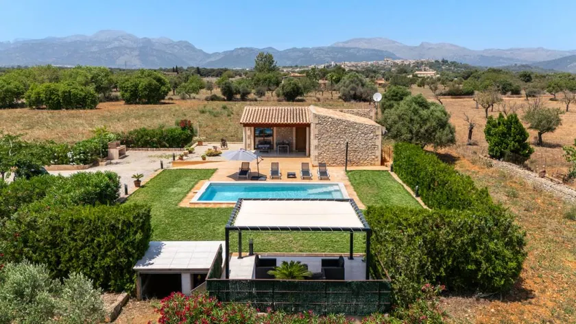 Fully equipped villa with terrace, private pool & garden - Image 1
