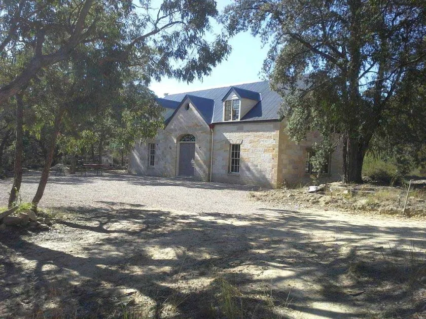 Elegant Cottage Rental with Spa Baths near Wollemi National Park, New South Wales - Image 1