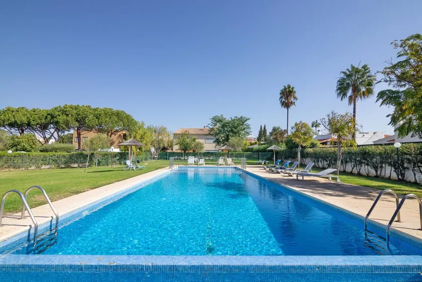 Appartement de vacances entièrement équipé avec barbecue, internet haut débit et jardin | Vue jardin | Parfait pour le travail à distance - Image 1