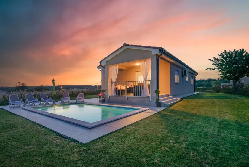 Villa with terrace, barbeque & pool - Image 1