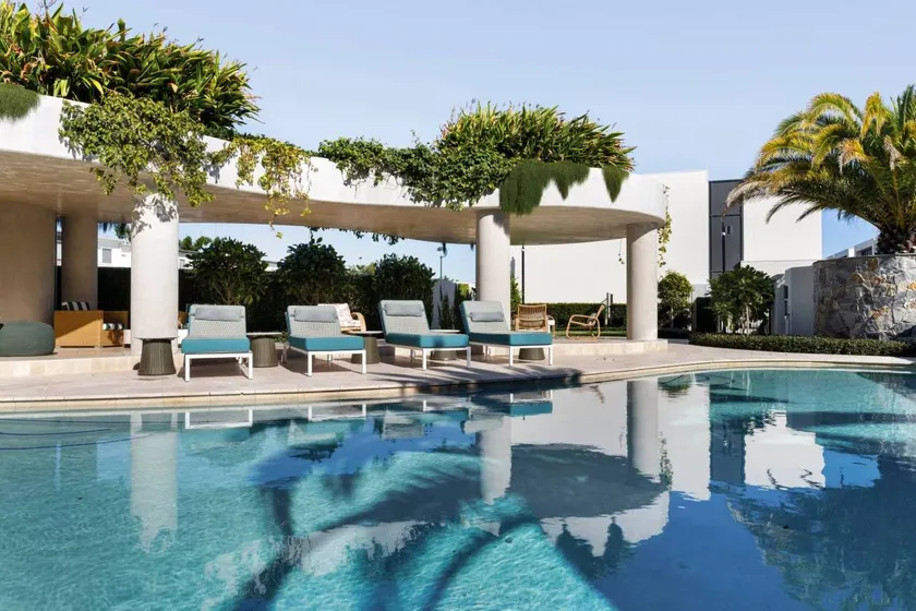 Private room with pool - Image 1