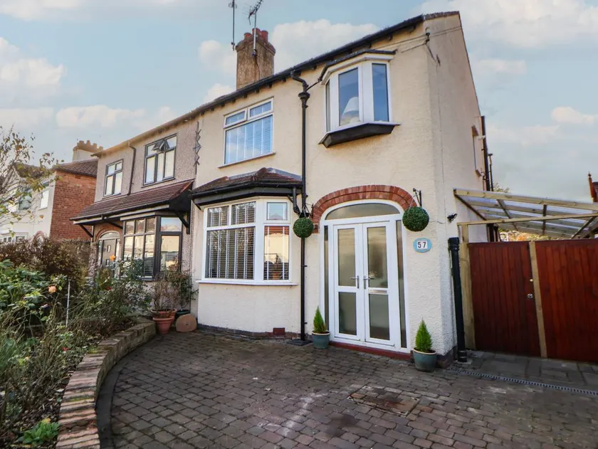 Family-oriented cottage with garden, hot tub & BBQ - Image 1