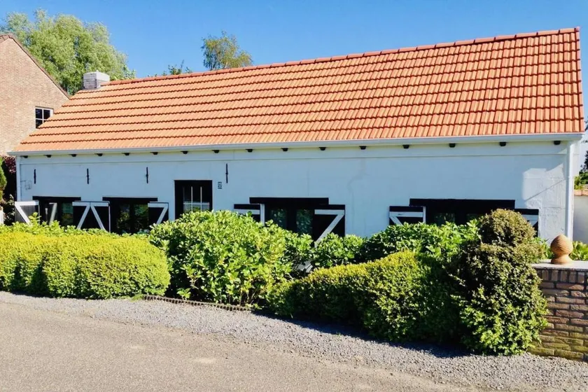 House with garden - Image 1