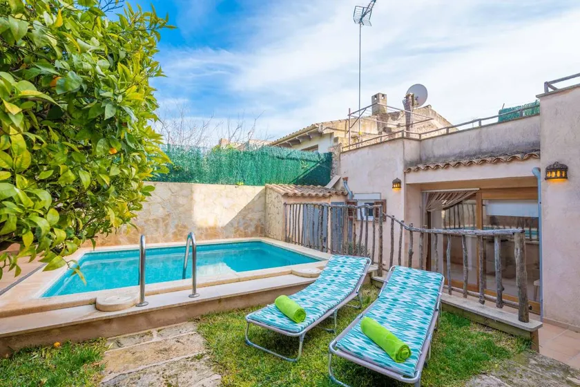 Children-friendly villa with terrace, barbecue & private pool - Image 1