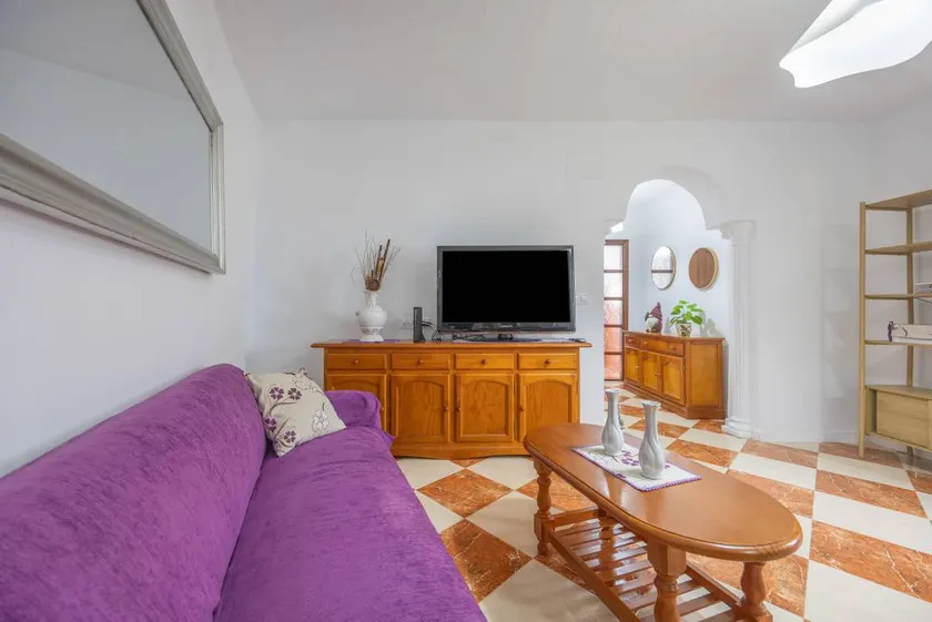 Apartment with terrace - Image 1