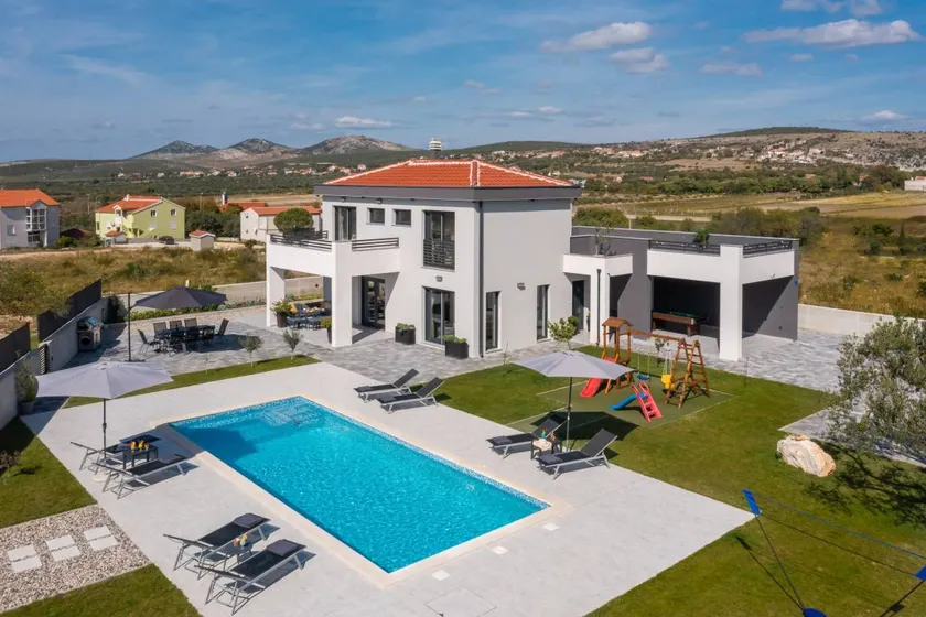 Villa with barbecue, terrace & private pool - Image 1