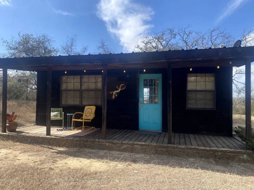 Eco-Friendly Cabin with Private Hot Tub for a Relaxing Getaway near Dallas, Texas - Image 1