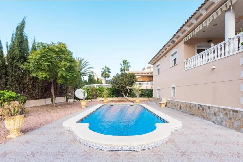 Holiday apartment with barbecue, garden & private pool - Image 1