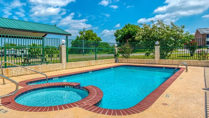 Apartment with pool - Image 1