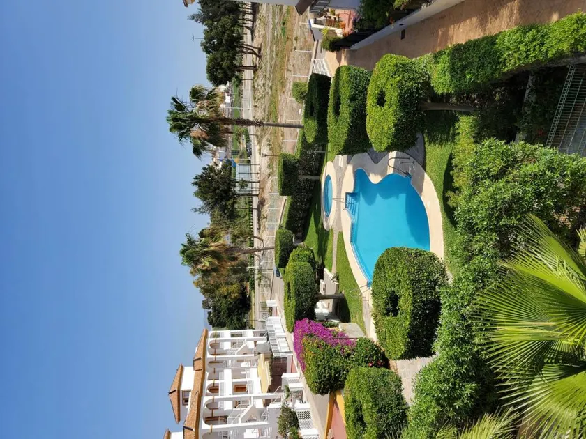 Voll ausgestattetes charmantes Apartment mit Garten und Pool | Nah am Strand - Image 1