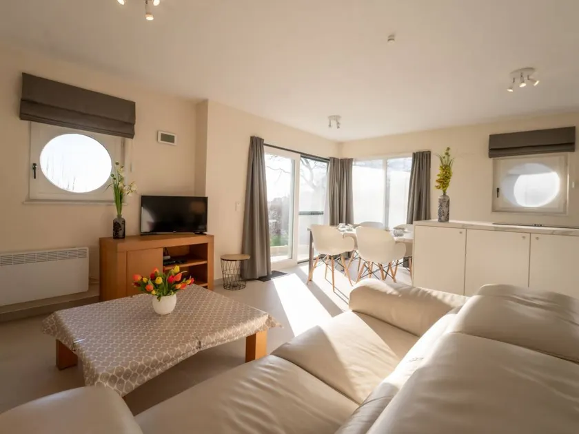 Fully equipped pleasant holiday apartment with garden, terrace & heated pool - Image 1