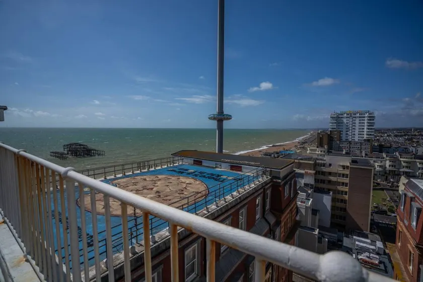 Children-friendly cottage with pool, sauna & hot tub | Next to British Airways i360 | Beach nearby - Image 1