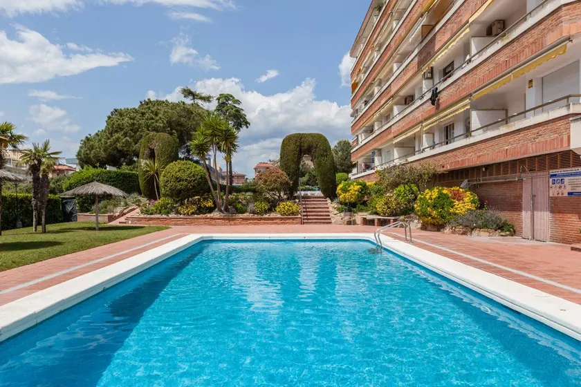Appartement de vacances avec terrasse, jardin et piscine | Vue jardin | À côté de la plage - Image 1