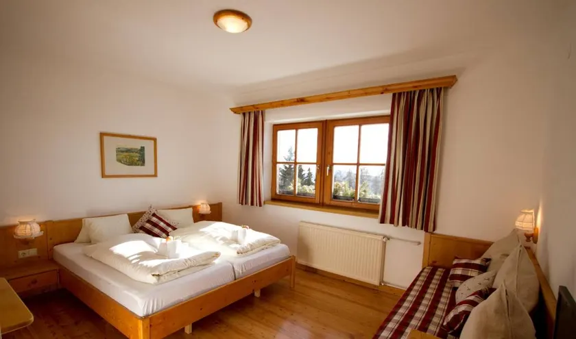 Apartment with garden, terrace & pool - Image 1