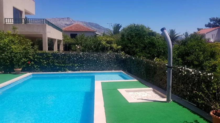 Apartment with pool, barbecue & terrace - Image 1