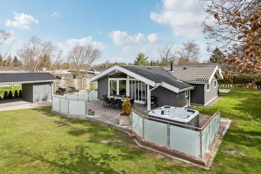 Holiday home with terrace, barbeque & hot tub - Image 1