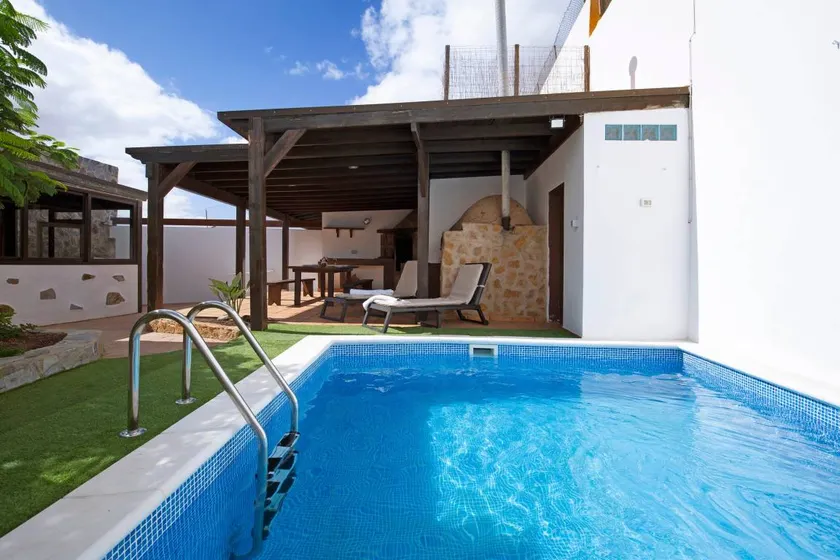 House with private pool, barbeque & terrace | Mountain view | Perfect for remote work - Image 1