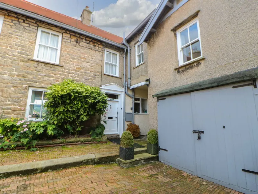 Family-oriented cottage with garden - Image 1