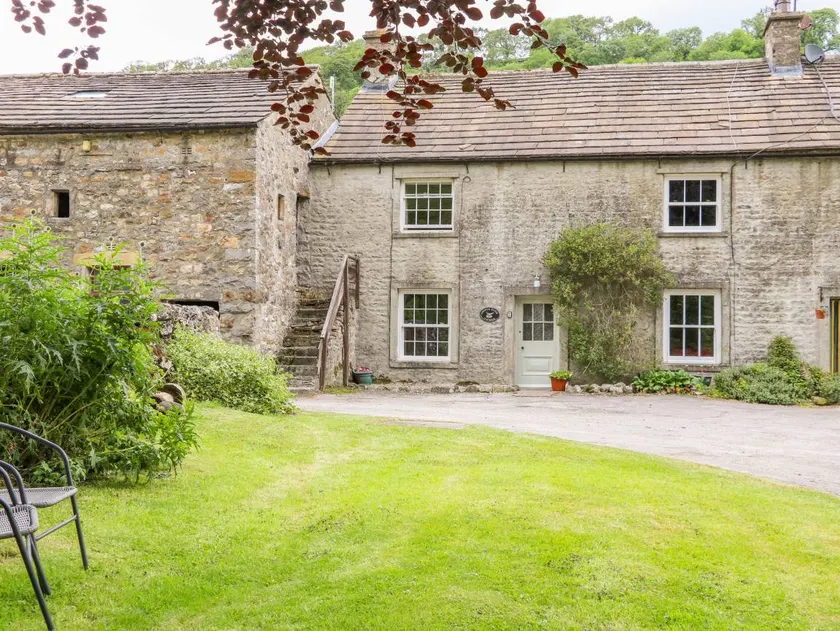 Family-friendly lovely cottage with garden - Image 1