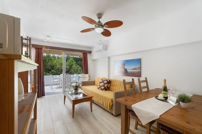 Lovely house with terrace, garden & heated pool | Sea view | Close to the beach - Image 1