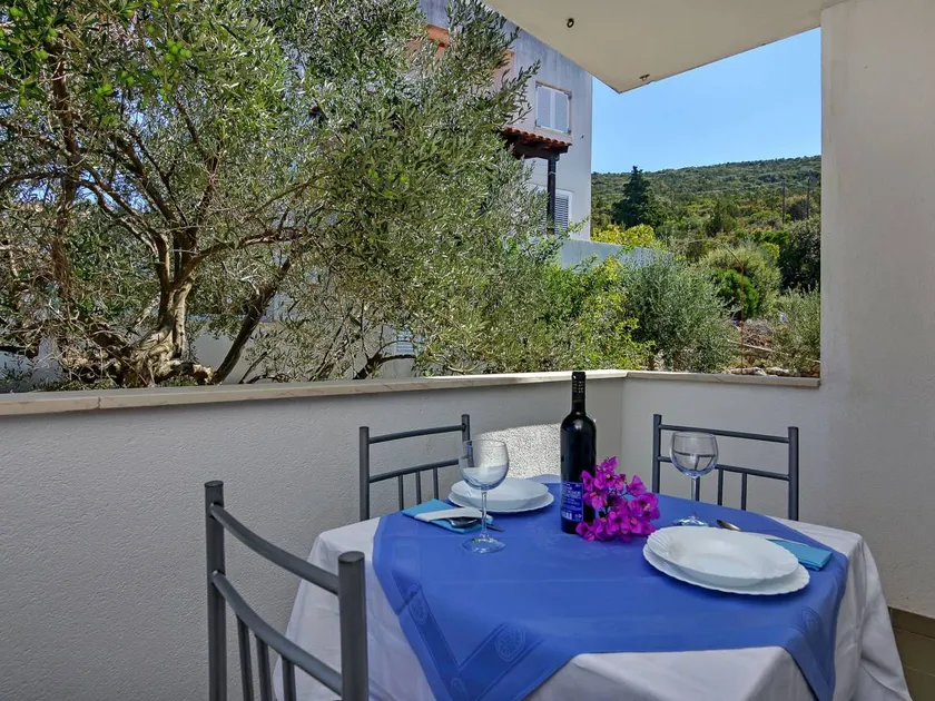 Holiday apartment with garden & BBQ - Image 1