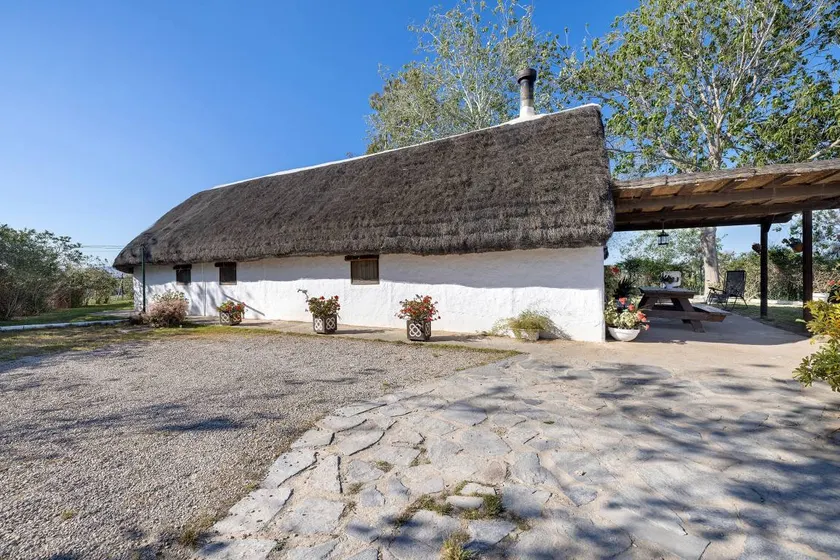 Holiday Home 'La Barraca Den Salvador' with Private Terrace, Private Garden and Wi-Fi - Image 1