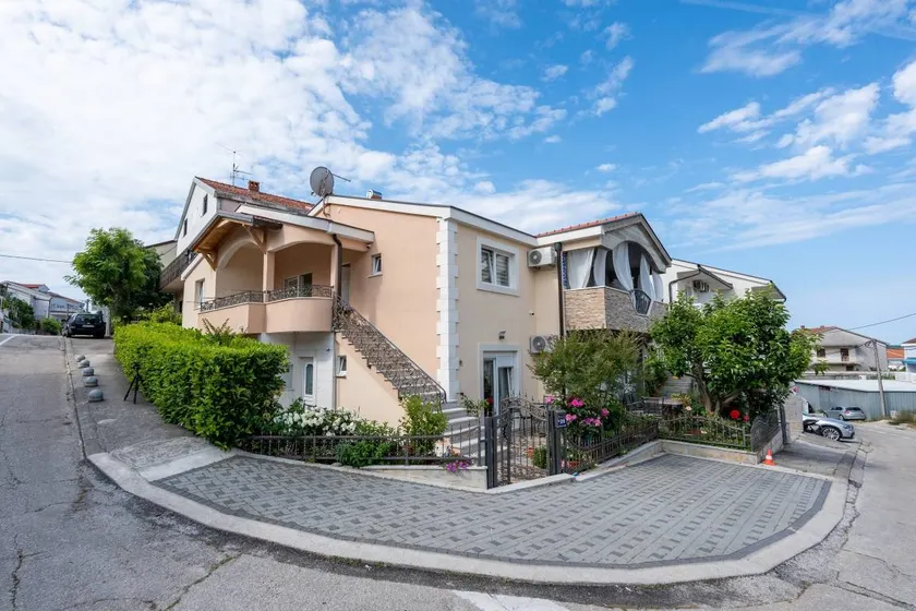 House with barbecue & garden - Image 1
