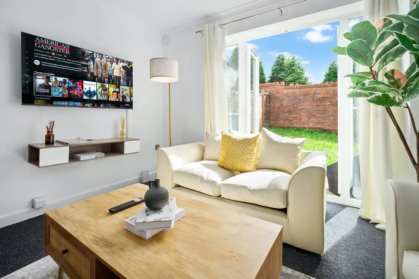 Holiday home with garden - Image 1