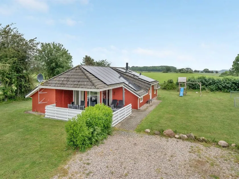 Casa vacacional apta para familias con piscina privada, terraza y sauna - Image 1