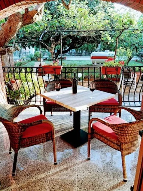 Holiday apartment with terrace, garden & barbecue - Image 1