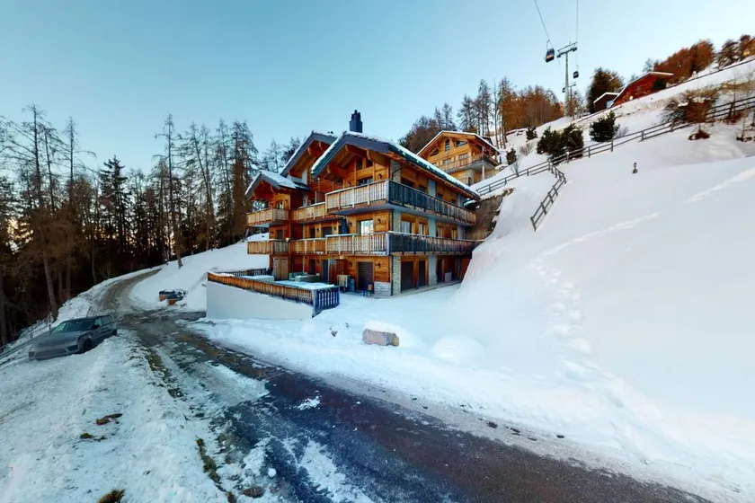 Beautiful flat with garden, sauna & pool | Mountain view | Next to the ski - Image 1