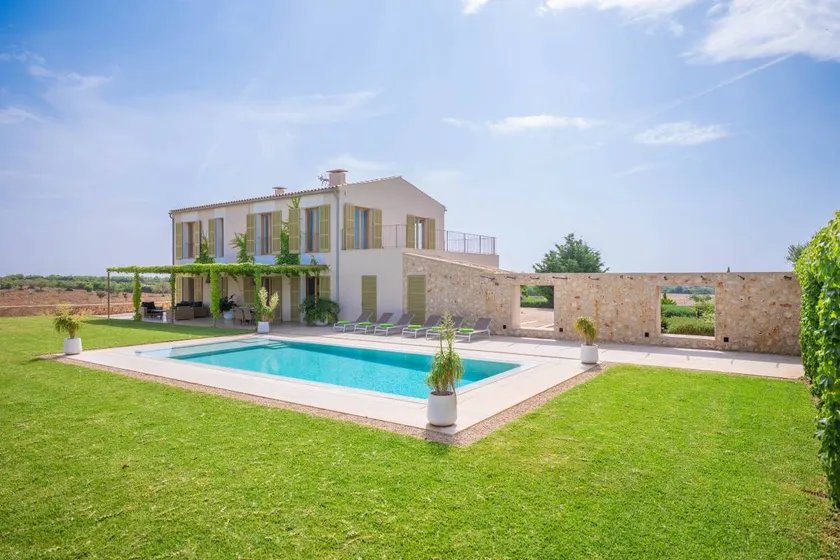Villa avec jardin, barbecue et terrasse - Image 1