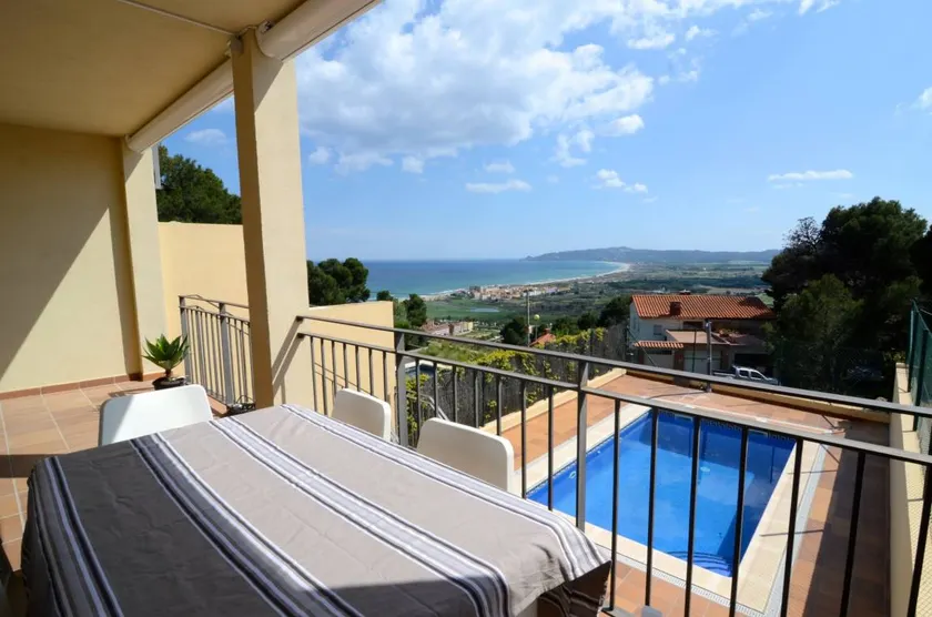 Voll ausgestattetes schönes Ferienhaus mit Terrasse und privatem Pool - Image 1