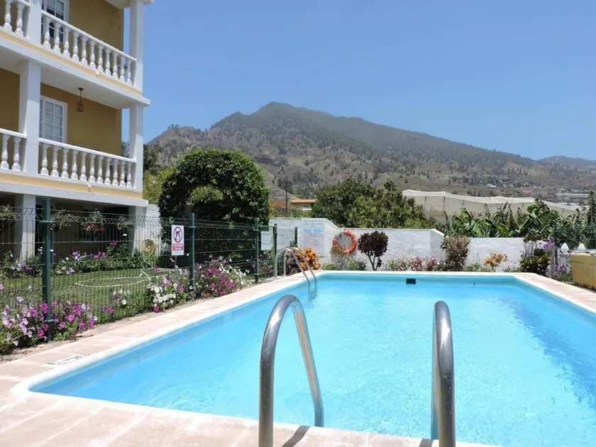 Apartment with garden, pool & terrace | City view - Image 1