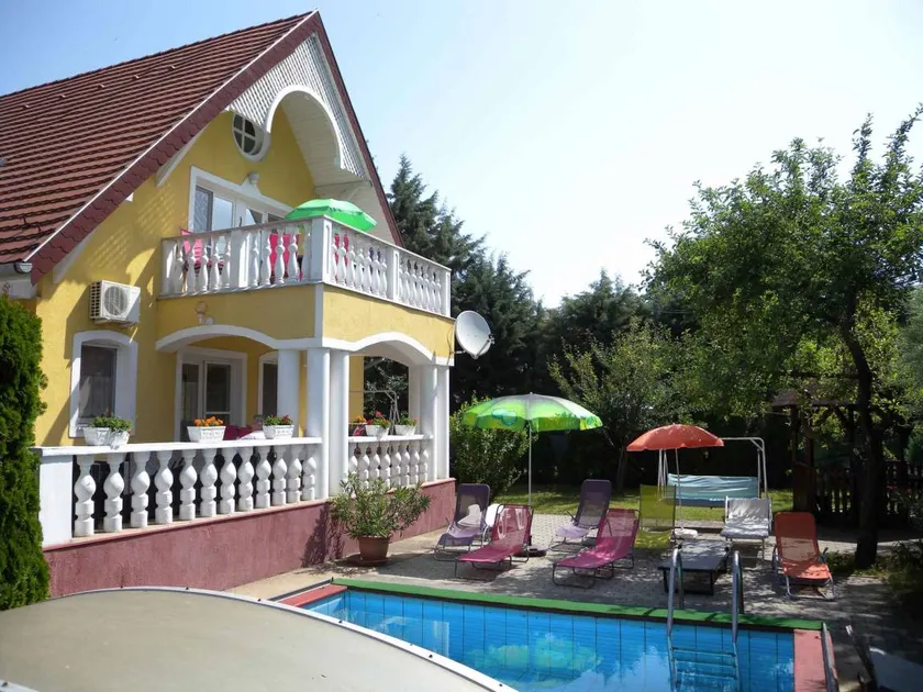 Ferienhaus mit Garten, Terrasse und Pool - Image 1