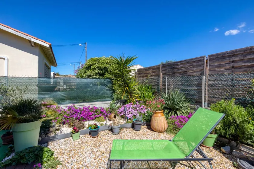 Apartment with barbeque & garden | Garden view - Image 1